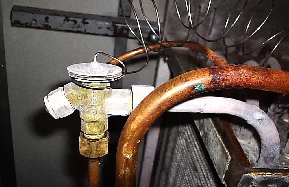 Thermostatic expansion valve installed at an evaporator inlet